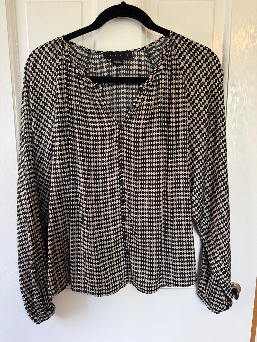 Sanctuary Satin Black & Cream Geometric Button-Front Blouse